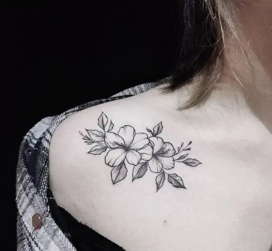 素花纹身图片_肩部颈部点刺素花肩花纹身图案