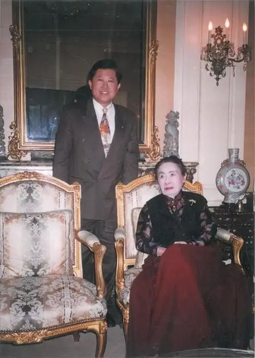 振兴医院由「蒋夫人」蒋宋美龄(右)所创办,当时她已超过百岁,於纽