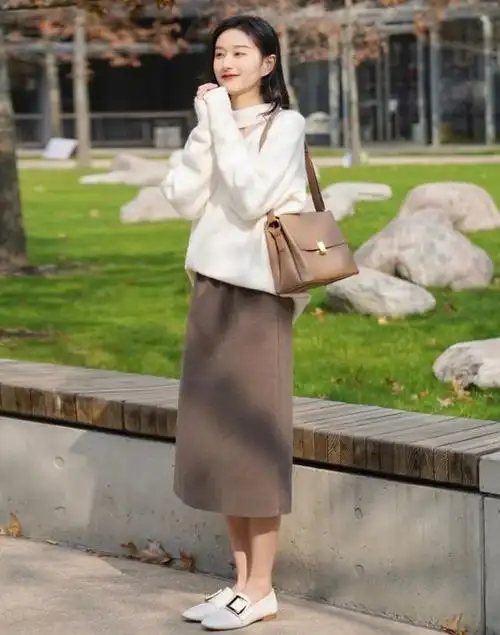 这才是40岁女人该有的优雅穿搭:"膝下裙 乐福鞋",时髦又减龄