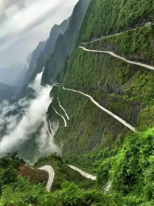 湖北险的山路,全长约4400米,当地村民耗时10年开凿而成