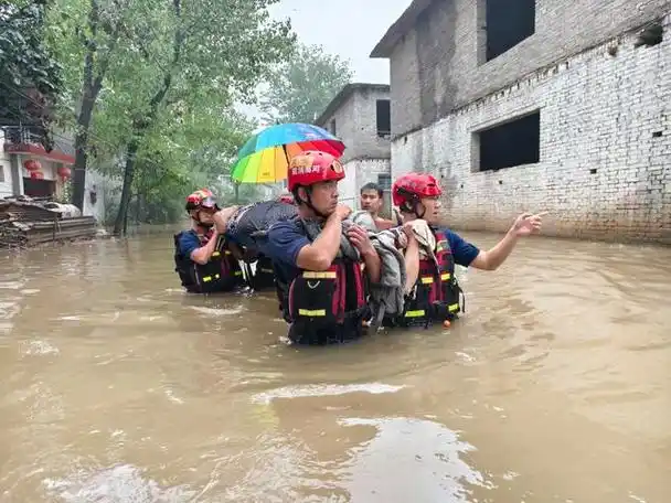 组图直击南阳抗洪抢险,河南消防员在"齐脖"深的洪水中救援