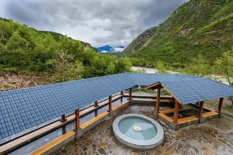 夏日亲水去哪?别问,问就是来雅鲁藏布大峡谷泡温泉!