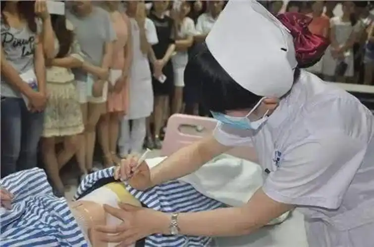 皮肤绷紧,九十度进针,进针长度为针梗的二分之一到三分之二,注射前