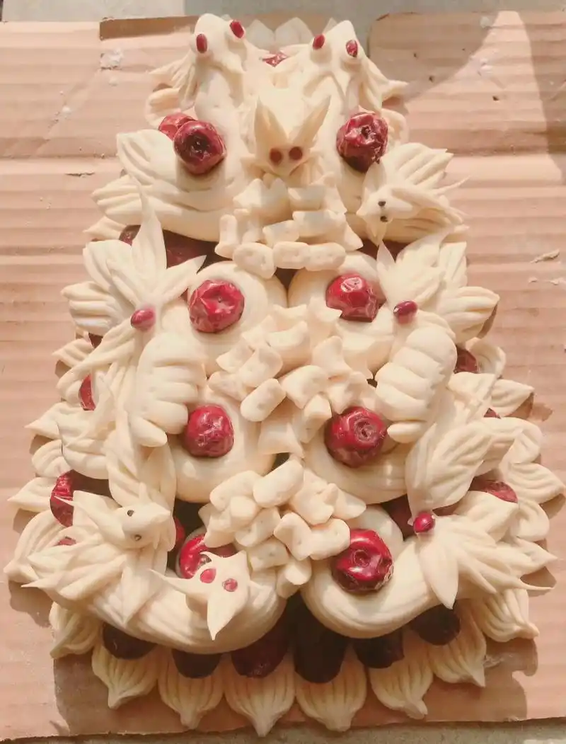 农村过年的传统文化蒸花馍之枣山篇 枣山的花样也是多种多样的: - 抖