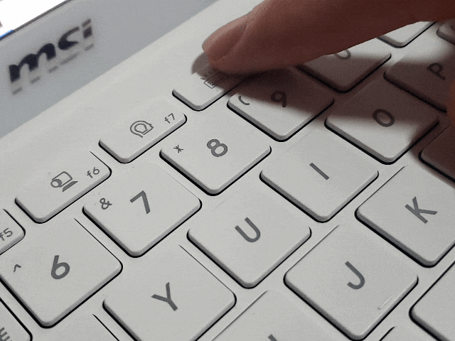 这次它的键盘背光也有所升级,因为调整了灯珠的放置角度,所以