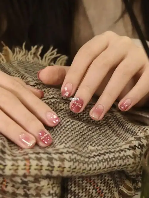 粉色透明渐变美甲