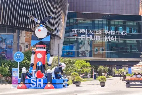 乘飞机赶高铁,先到虹桥天地看看"最大木偶"