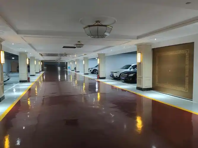 装修豪华的信和嘉园小区地下二层停车场.摄影/新京报见习记者 周博华