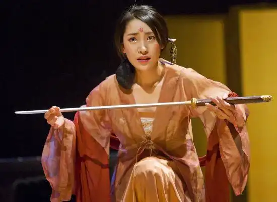 新版话剧《我爱桃花》首演 俞颖挑战最古典张妻