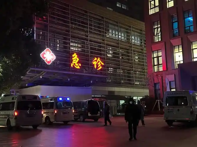 记者直击跨年夜的医院急诊真的挤医生真的忙