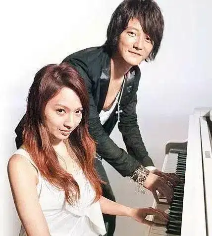 两个大男人欺负一个弱女子飞儿乐团主唱被退团了