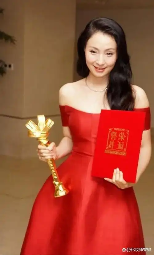 大陶红和小陶虹同框,穿蕾丝裙尽显"丰腴美",大2岁更有女人味