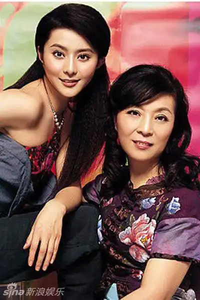 范冰冰母亲:张传美,曾是舞蹈演员,现任范冰冰影视艺术培训学校校长.