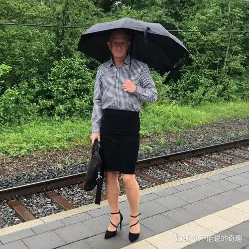 美国阳刚男工程师穿裙子高跟鞋生活,打破传统,还得到了妻女肯定