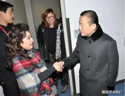 原创71岁歌手徐小凤气质优雅与男友廖晖分手后至今未婚