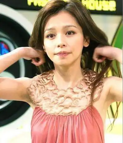 鹿晗晒鞋焦点成腿毛 原来体毛浓密的还有他们,第一张就惊到了