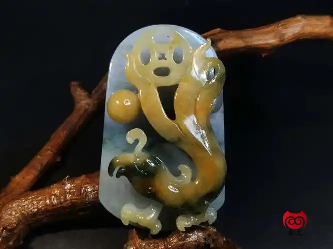 翡翠吊坠】附鉴定证书尺寸:63*39*17mm   售价:15800本款雕刻了凤凰