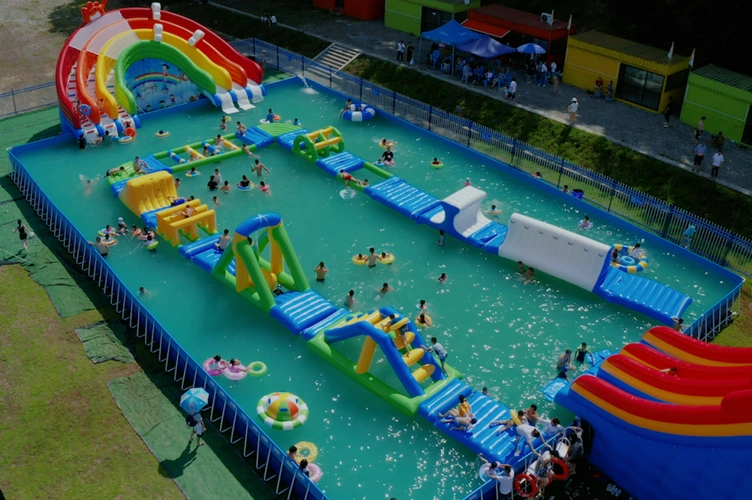 距离城区约10分钟车程,是一处专为儿童打造的戏水乐园,有水上足球场