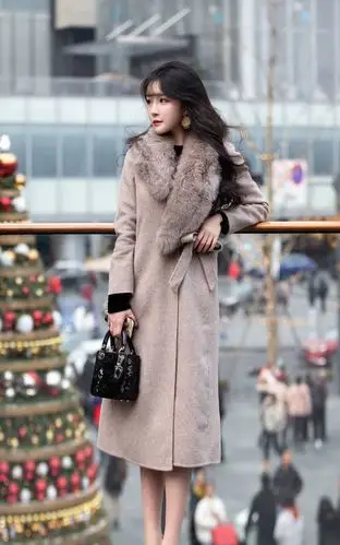 呢子大衣保暖效果不错,这些美女的呢子大衣搭配