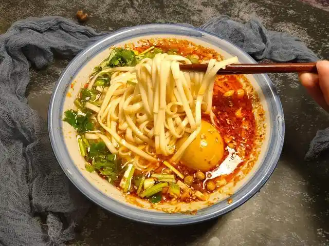 自从学会挂面的这个做法,我家隔三差五就吃,酸辣开胃,特解馋