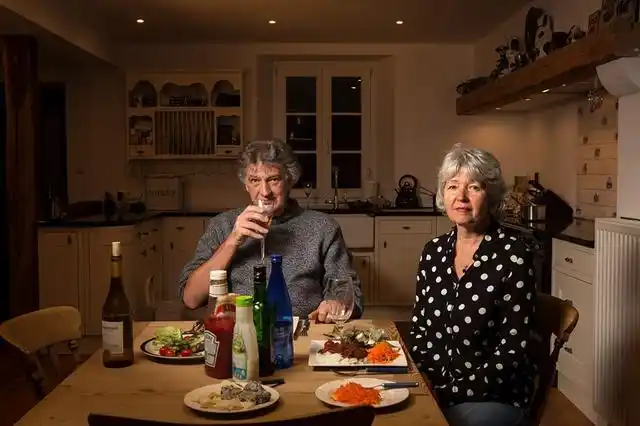 餐桌背后形形色色的美国家庭