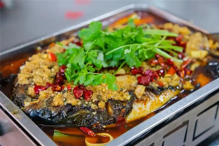 诸葛烤鱼的味型比较多,有香辣味,麻辣味,酸辣味,泡椒味,蒜香味,豆豉味