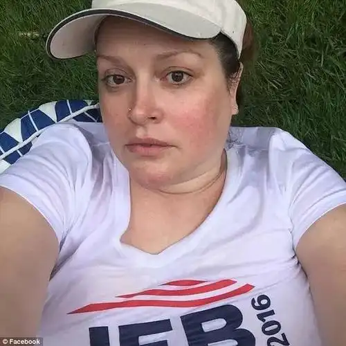 她曾是红极一时的超模和亿万富豪分手后变身240斤肥