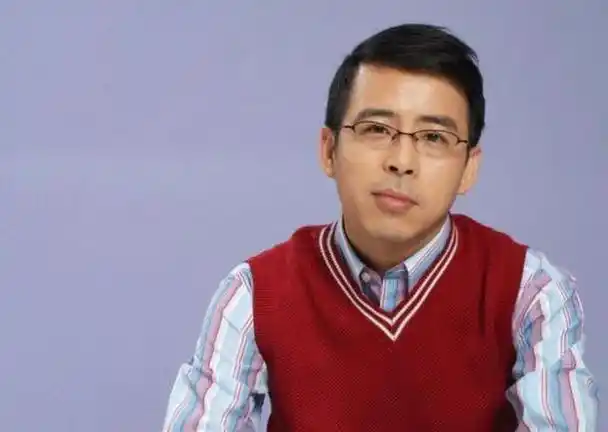 回顾:包养女大学生,口无遮拦被除名,前央视主持人阿丘自毁前途