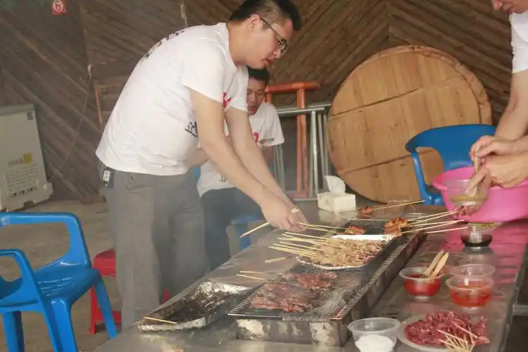 时光不老 我们不散——"致青春"相识二十年九九八班同学聚会