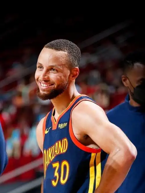 其实呀,库里今年也 34岁啦,一直看着他那张小学生的脸,笑得憨憨傻傻的