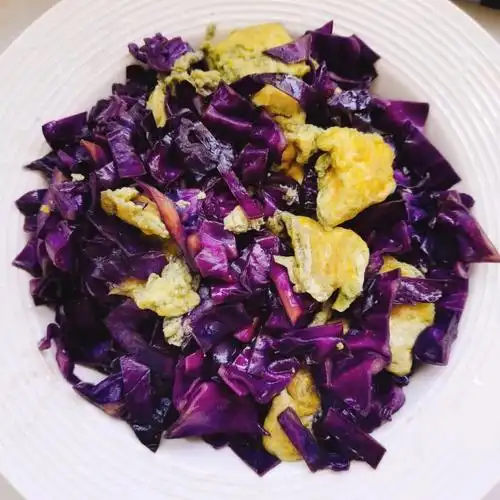 清甜可口的低卡紫甘蓝炒蛋一大盘220大卡