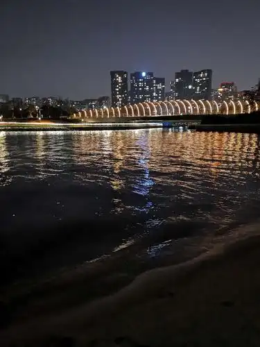 夜幕下的深圳湾