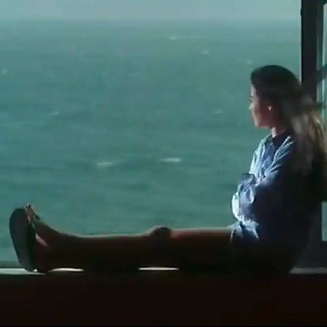 涓流计划# 在《喜剧之王》中,张柏芝饰演的柳飘飘,穿着男式衬衫坐在