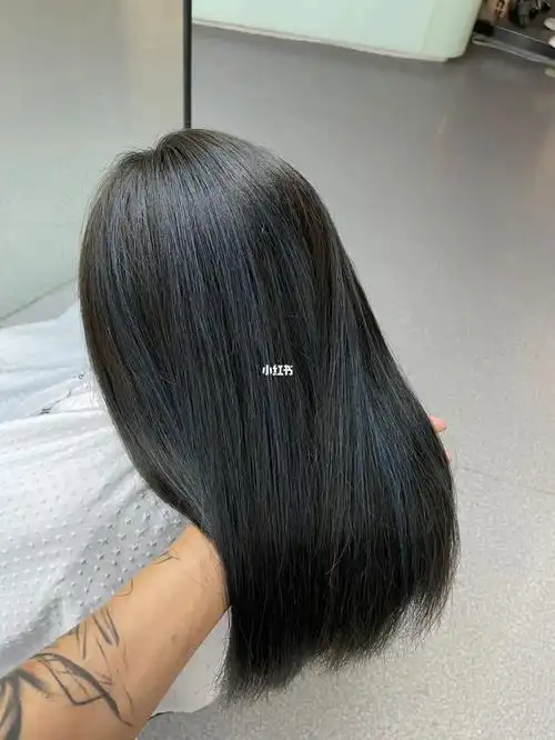 蓝灰色挑染给自己的头发加点点缀