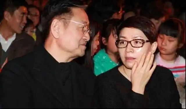 宋丹丹与英达离婚后,最终在朋友苏小明与张暴默等人的撮合下,宋丹丹