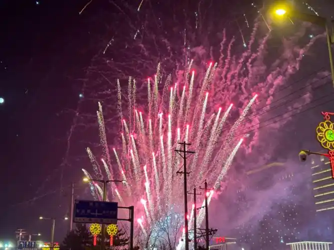 燃,吕梁市区的天空被这场烟花"秀"亮_腾讯新闻
