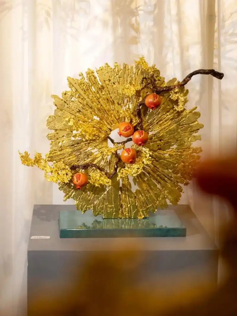 中国工艺美术界最高级别大奖!!.朱军岷熔铜作品《榴传盛世》获 - 抖音