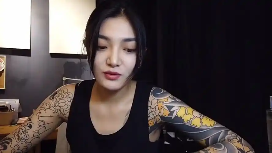 花臂女生到洗浴中心洗澡是什么样的