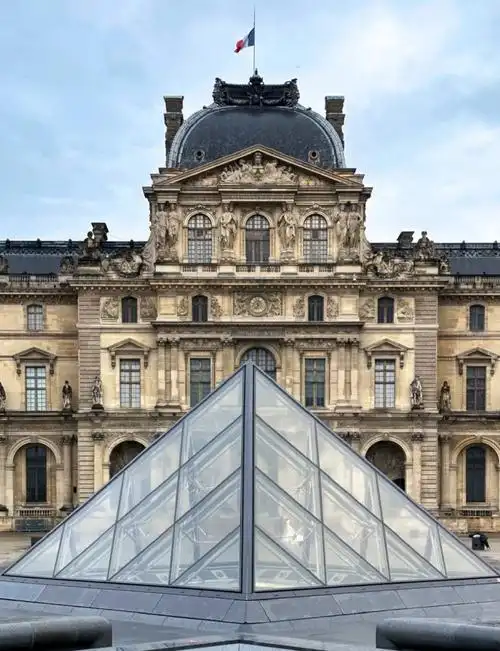 宫绝对是必逛的一个景点了,它作为法国的瑰宝位于巴黎最为中心的位置