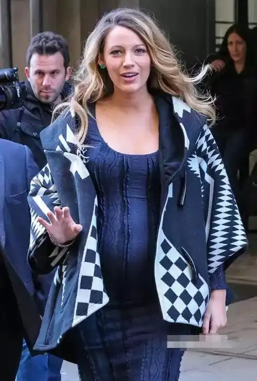 怀孕了也美!s女王布莱克露肩秀乳孕肚突出