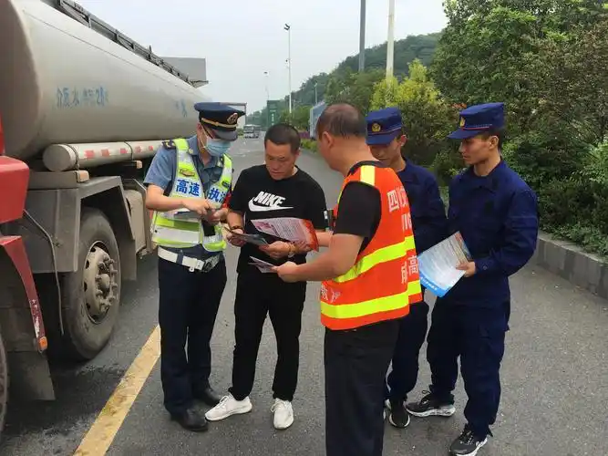 厅高速公路交通执法第四支队九大队开展安全生产月宣传活动