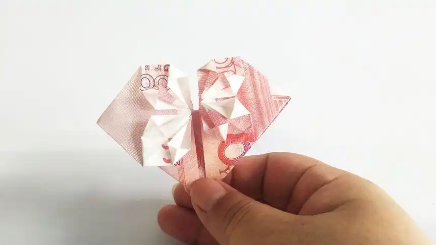 用一百元钞票折成爱心送给她,既大方又浪漫