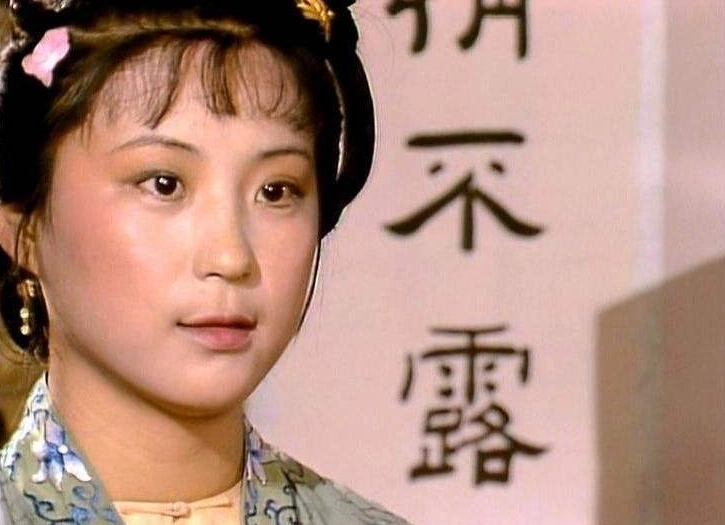 话红楼梦:王夫人的大丫环彩云偷盗玫瑰露的心理有点奇异?