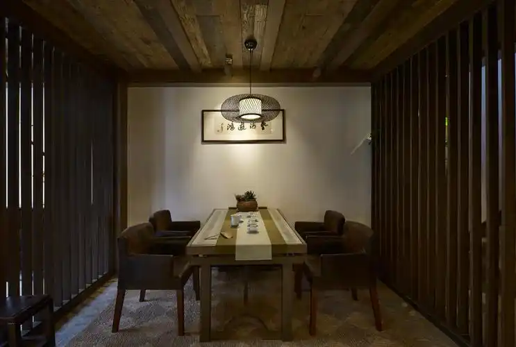 木质隔断将茶室的空间点缀得意境非凡,创意