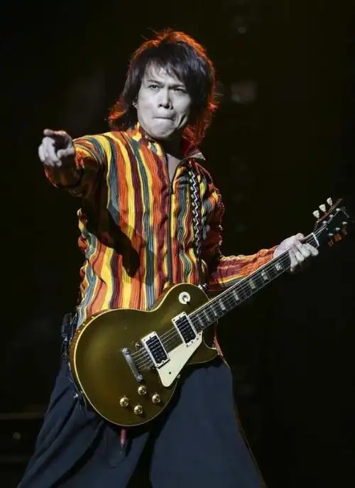 伍佰是台湾最知名的摇滚歌手之一,他的歌曲风格独特,深受广大听众的