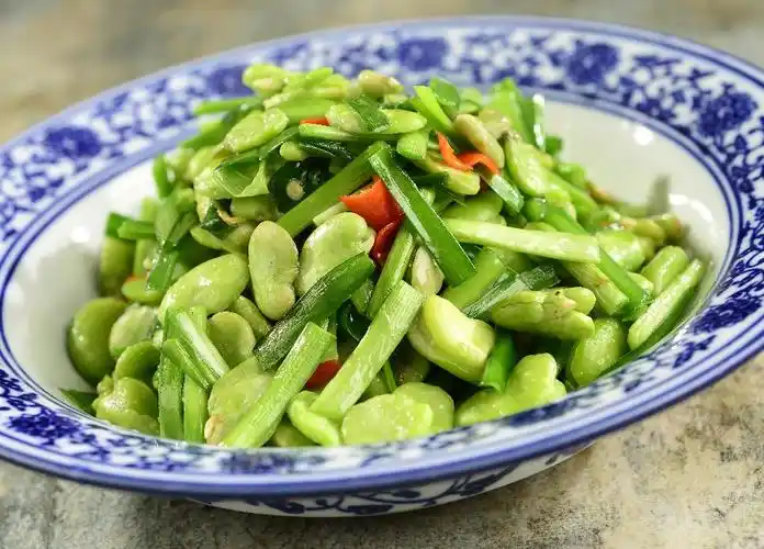 韭菜炒蚕豆这么做(韭菜炒蚕豆美味下饭又能解馋)