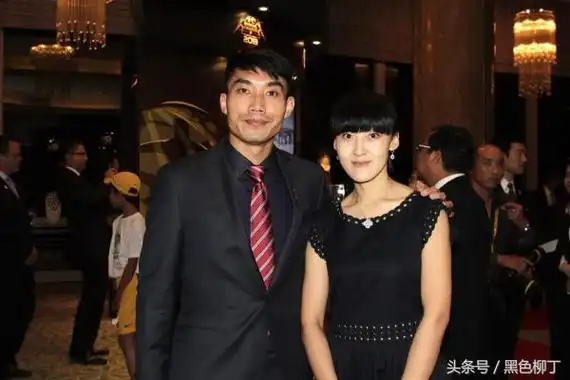 里皮爱将领证结婚,9999朵玫瑰打动她