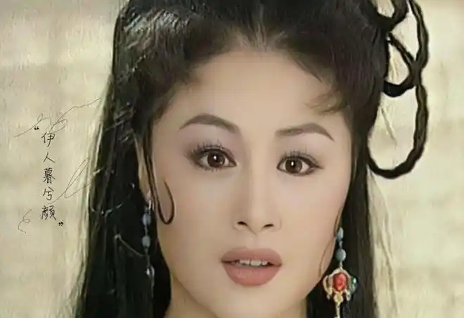 那时候的古装妆容很舞台风,喜欢贴长长的睫毛,画厚厚的嘴唇,但于月仙