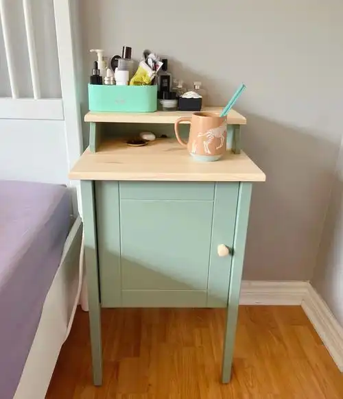 长到审美点上的宜家床头柜