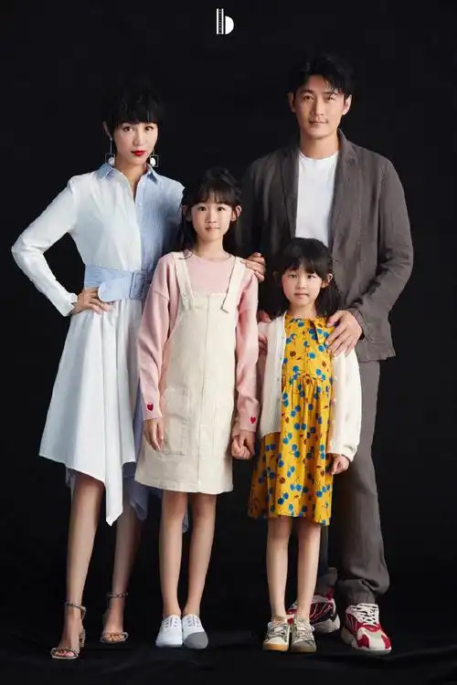 原创陆毅鲍蕾这是用大长腿拉仇恨!1家3女全大长腿,陆毅真是好福气